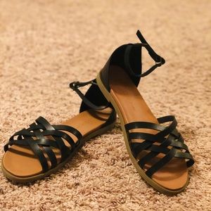 Strappy cross cross sandals